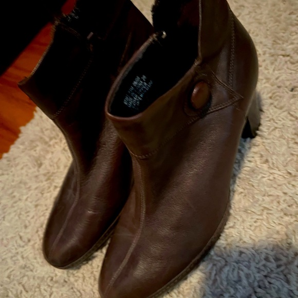 Clarks Brown Leather Booties size 9.5 women’s - Picture 4 of 4